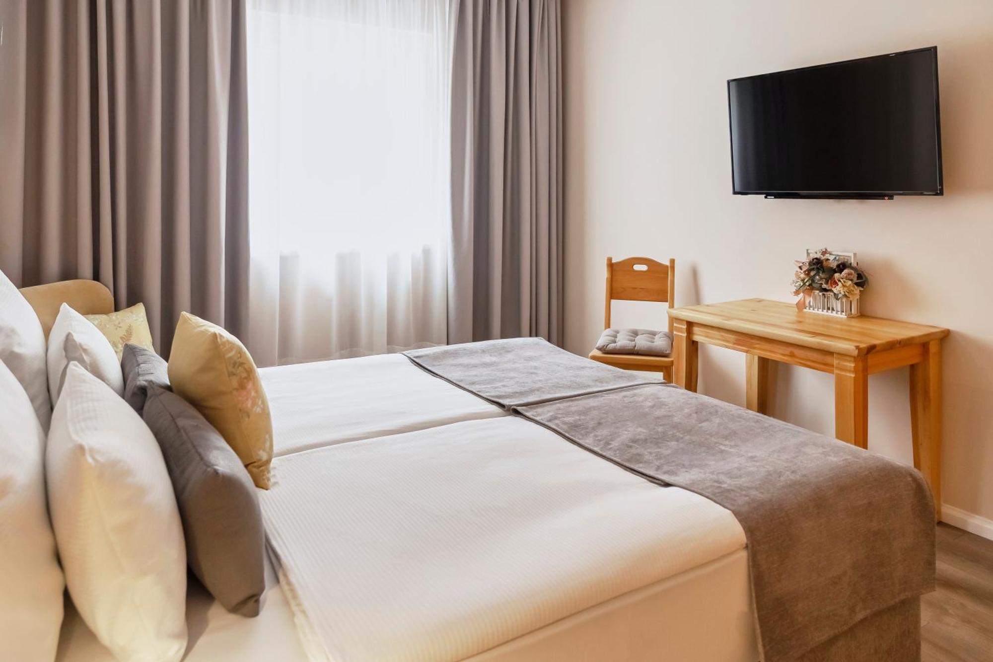 Hotel Kadoor Karlovac Bagian luar foto