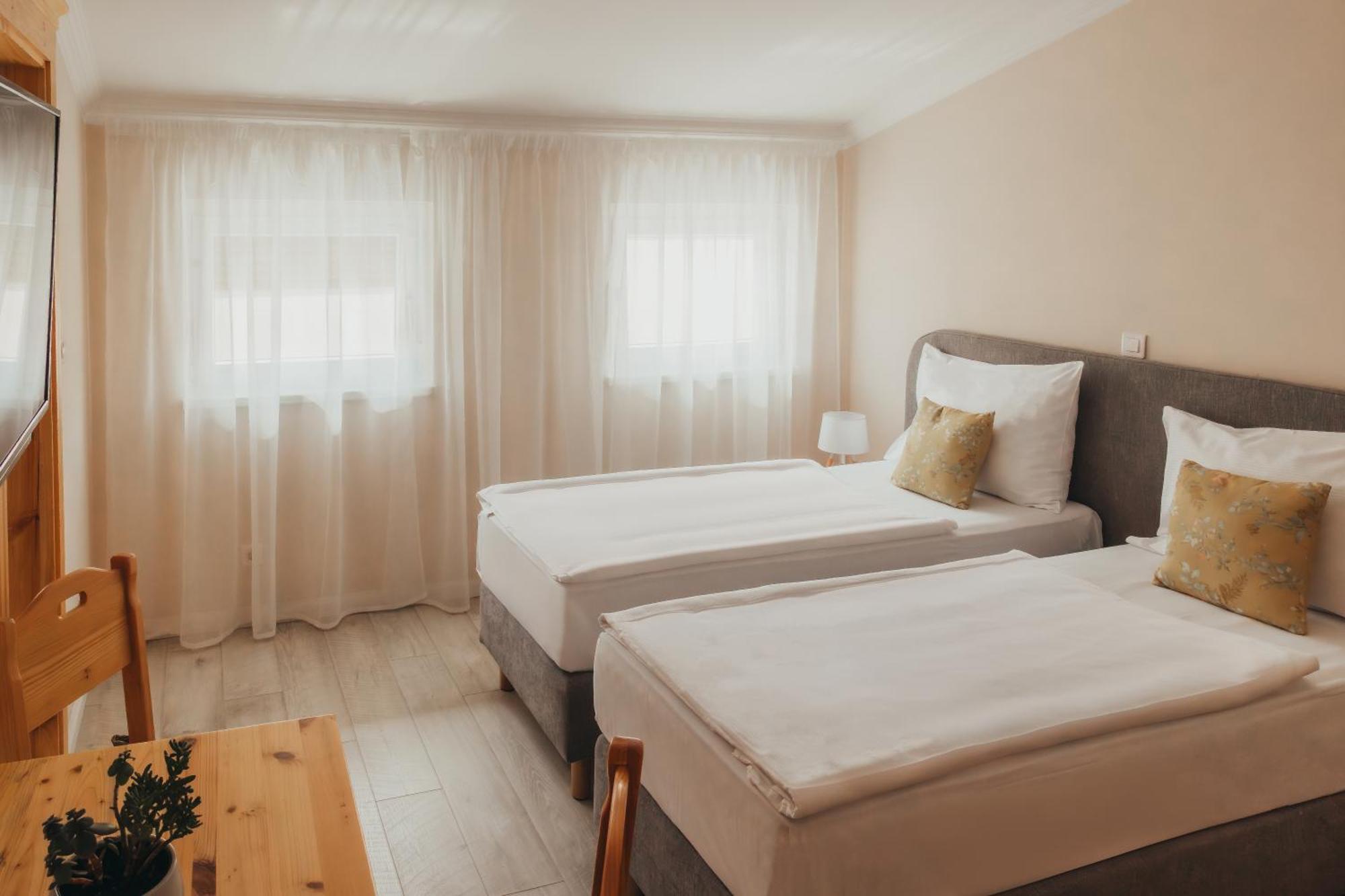 Hotel Kadoor Karlovac Bagian luar foto