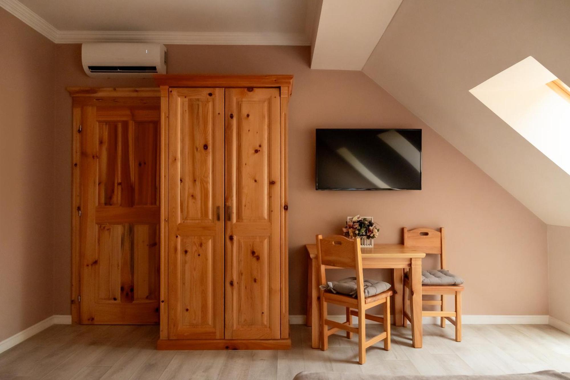 Hotel Kadoor Karlovac Bagian luar foto