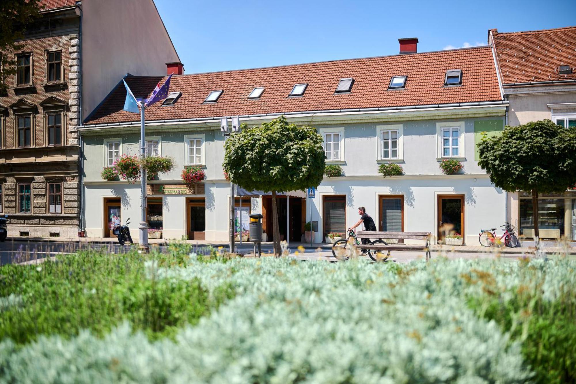 Hotel Kadoor Karlovac Bagian luar foto