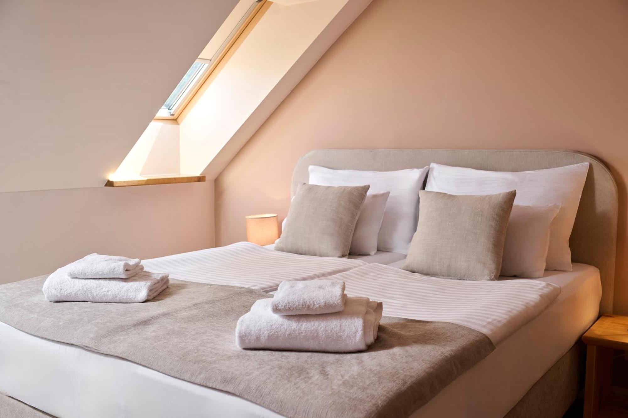 Hotel Kadoor Karlovac Bagian luar foto