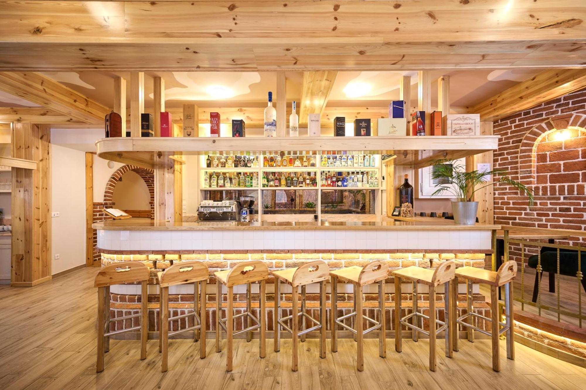 Hotel Kadoor Karlovac Bagian luar foto