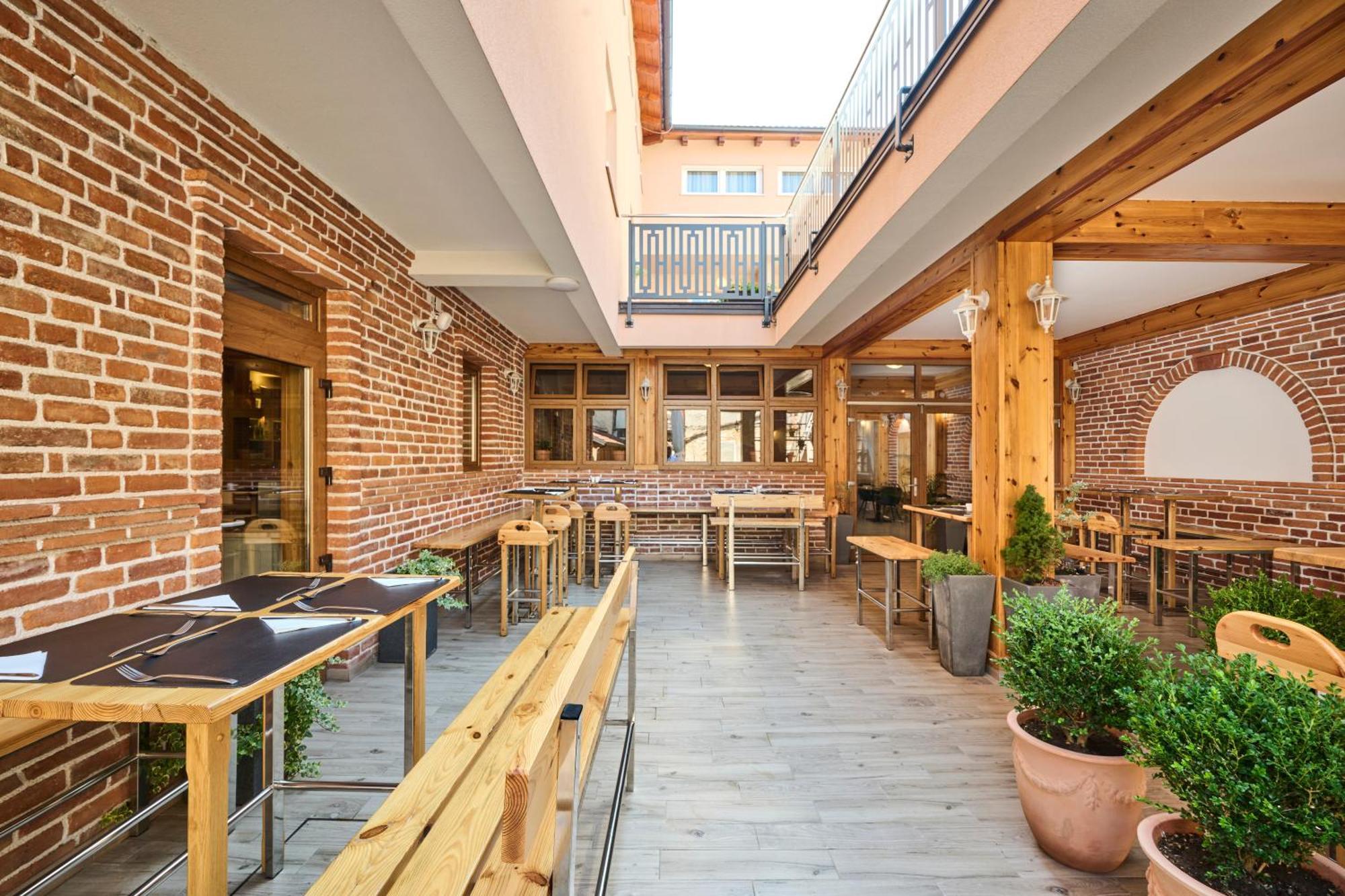 Hotel Kadoor Karlovac Bagian luar foto