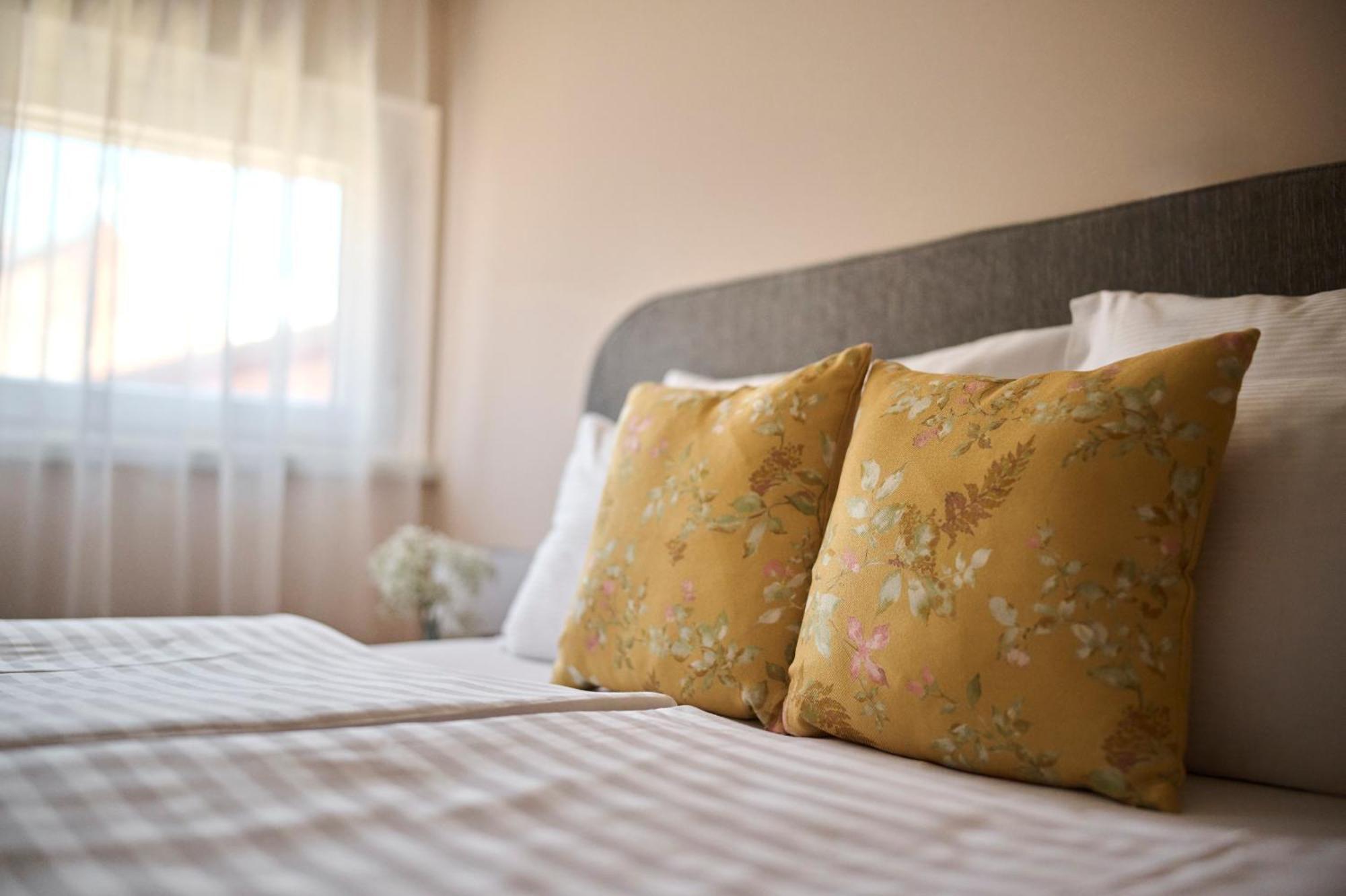 Hotel Kadoor Karlovac Bagian luar foto