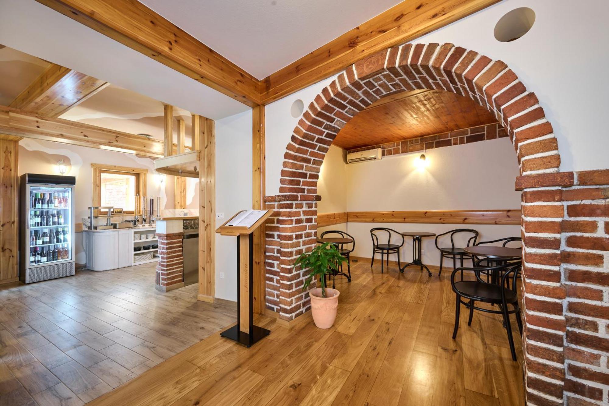Hotel Kadoor Karlovac Bagian luar foto