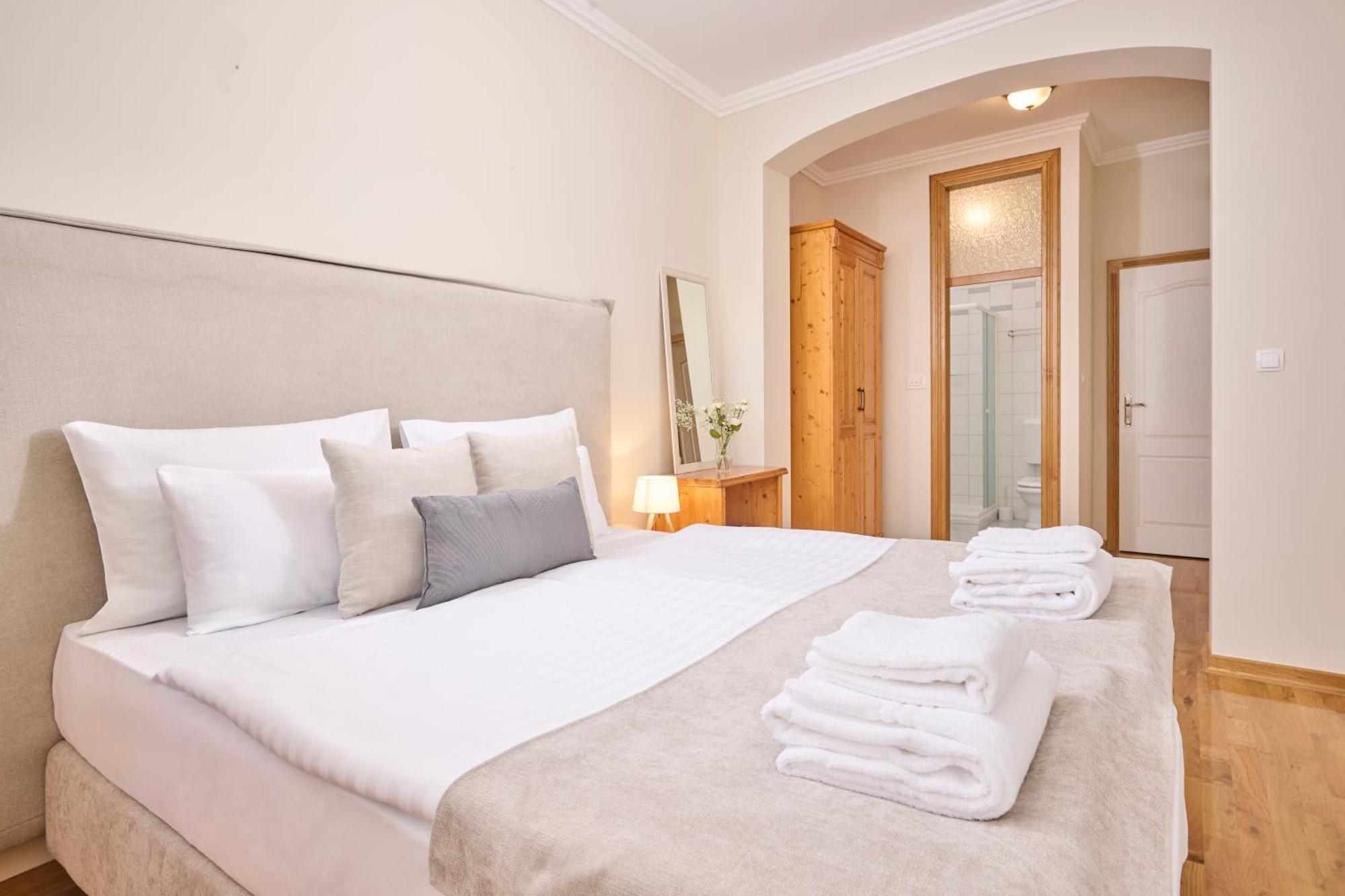Hotel Kadoor Karlovac Bagian luar foto