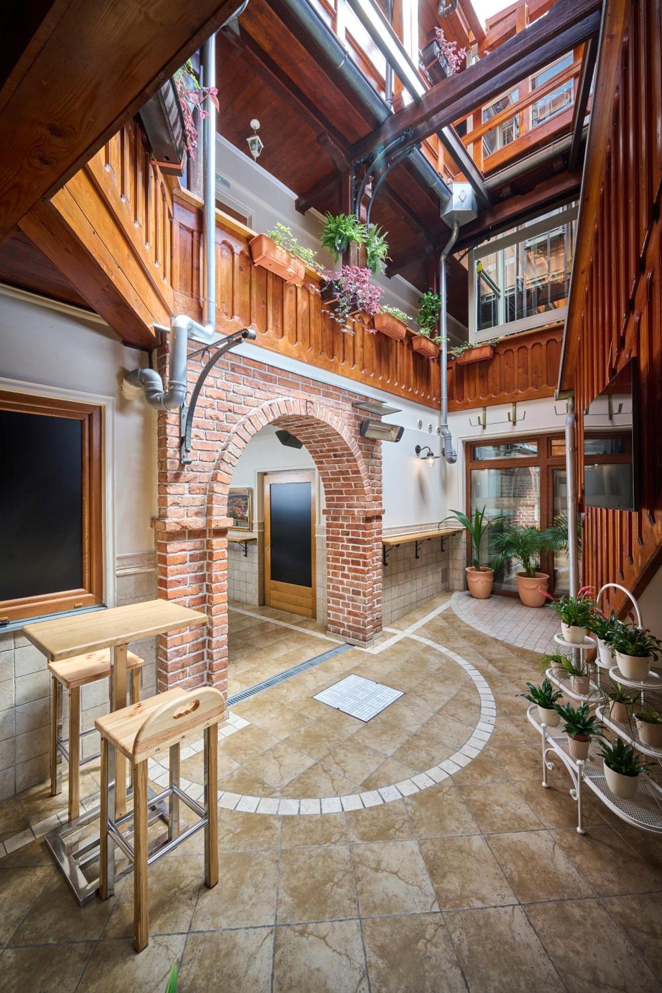 Hotel Kadoor Karlovac Bagian luar foto