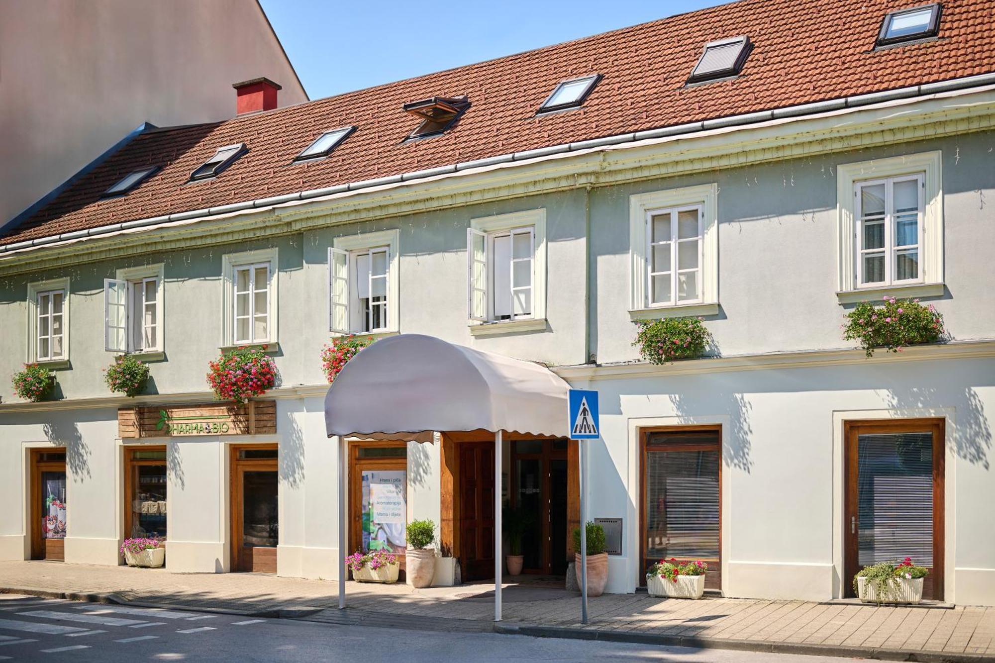 Hotel Kadoor Karlovac Bagian luar foto