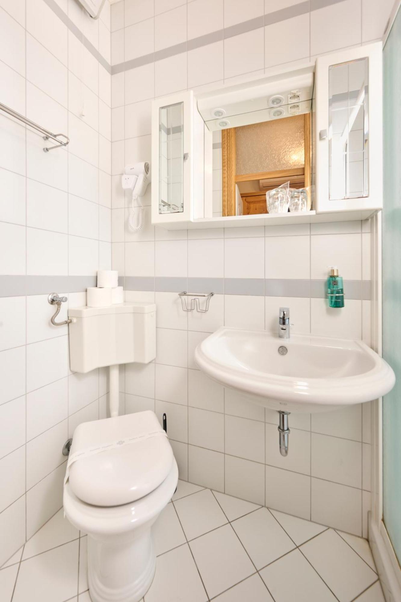 Hotel Kadoor Karlovac Bagian luar foto