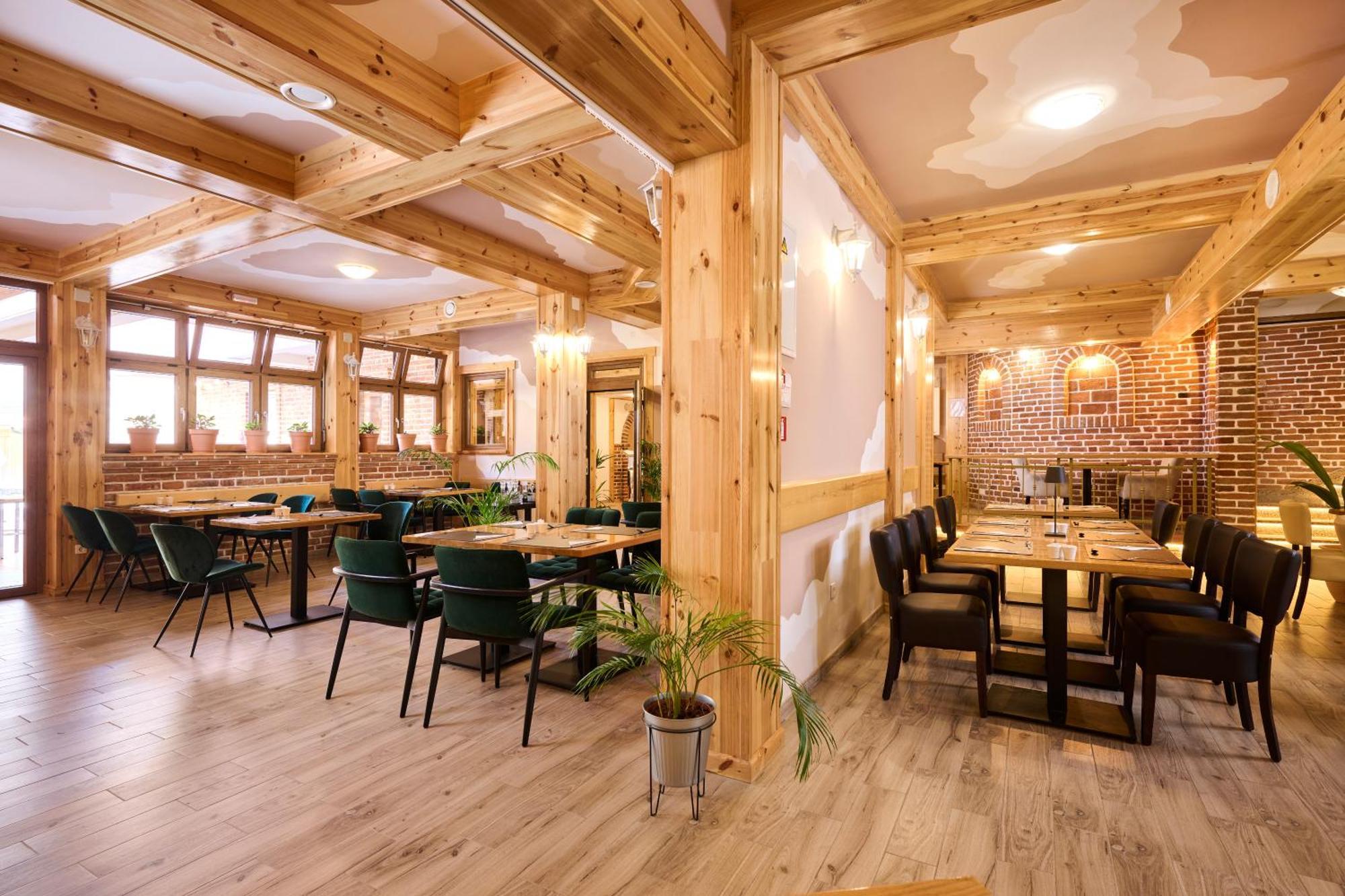 Hotel Kadoor Karlovac Bagian luar foto
