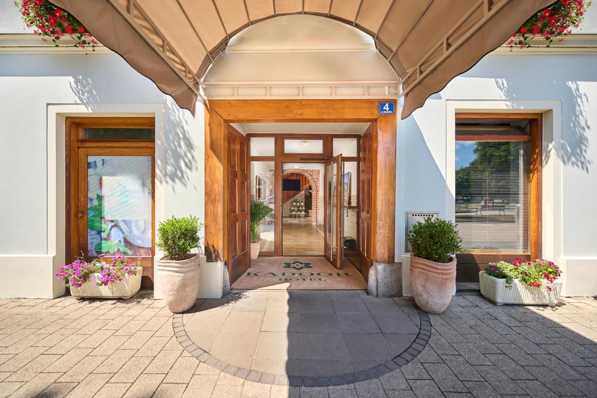 Hotel Kadoor Karlovac Bagian luar foto