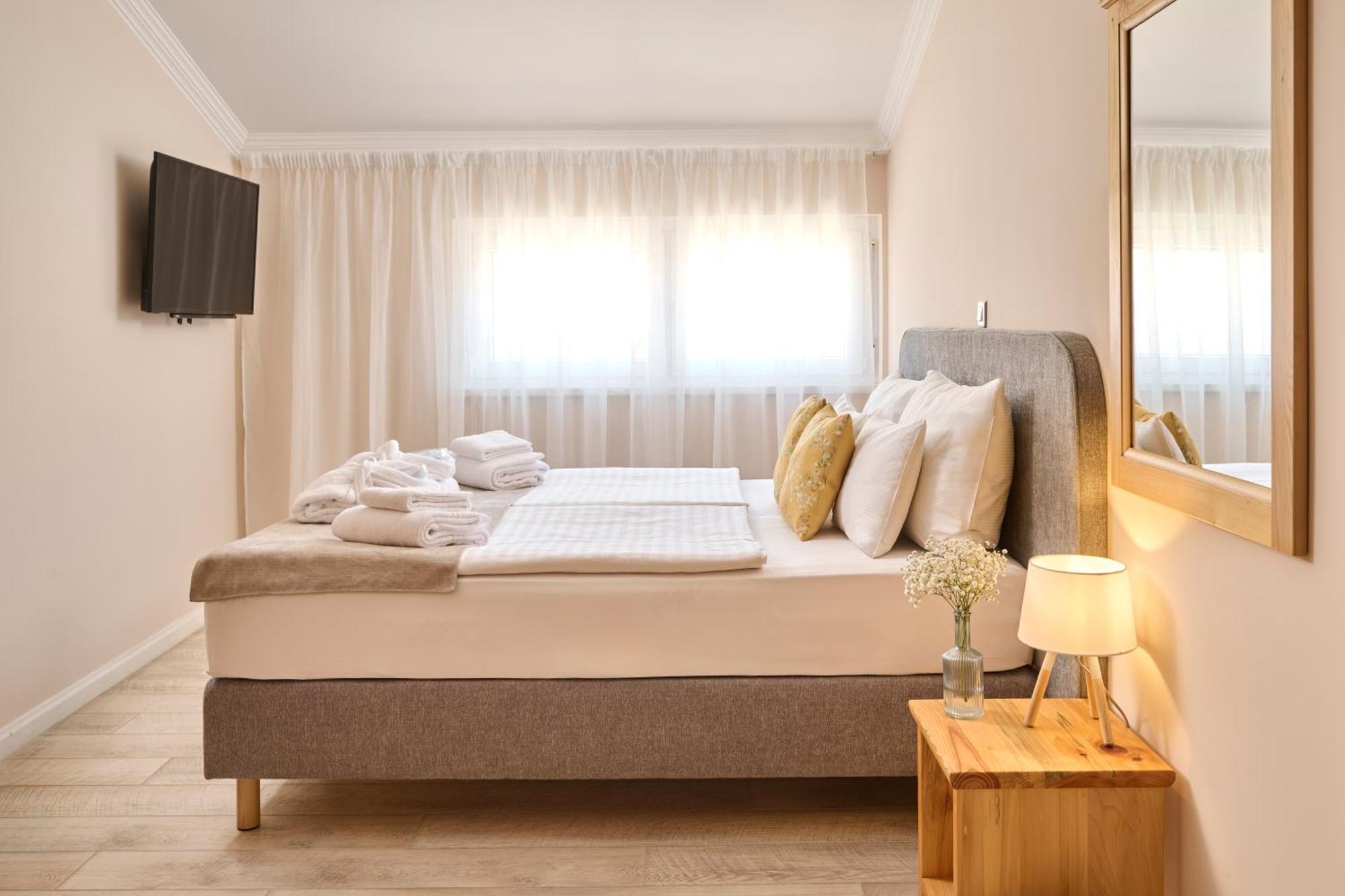 Hotel Kadoor Karlovac Bagian luar foto