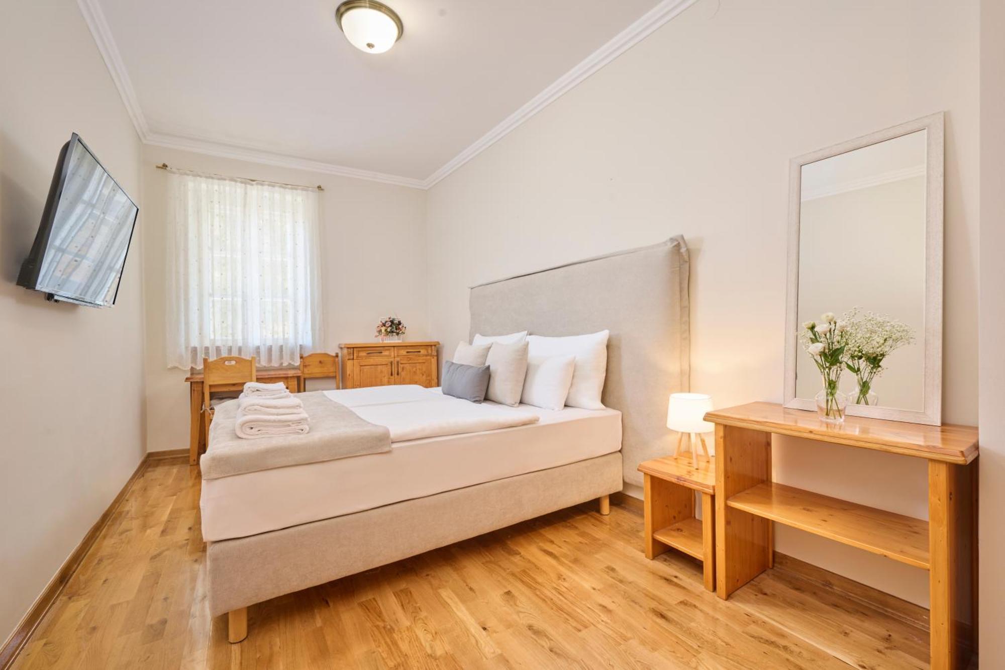 Hotel Kadoor Karlovac Bagian luar foto