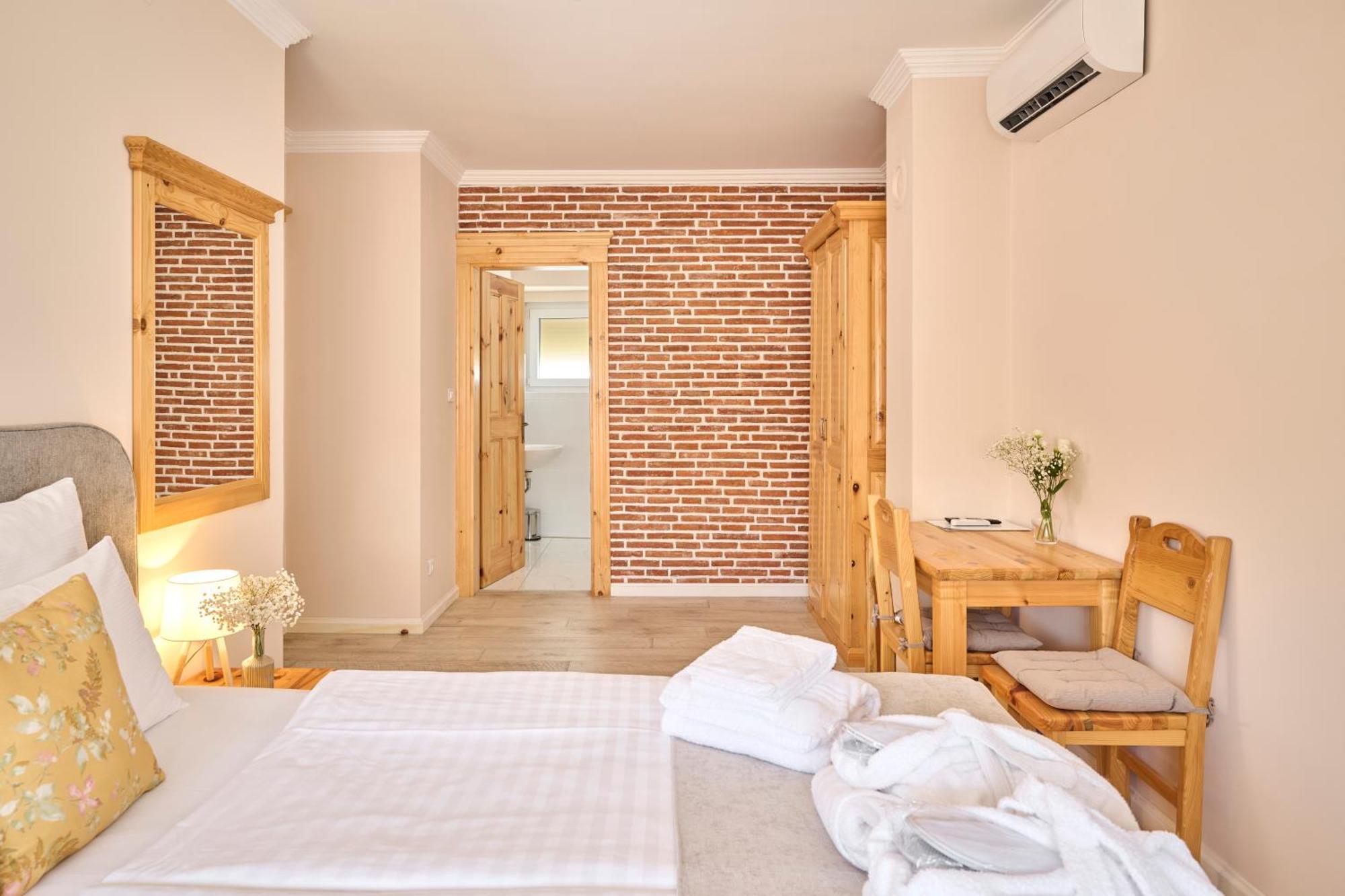 Hotel Kadoor Karlovac Bagian luar foto