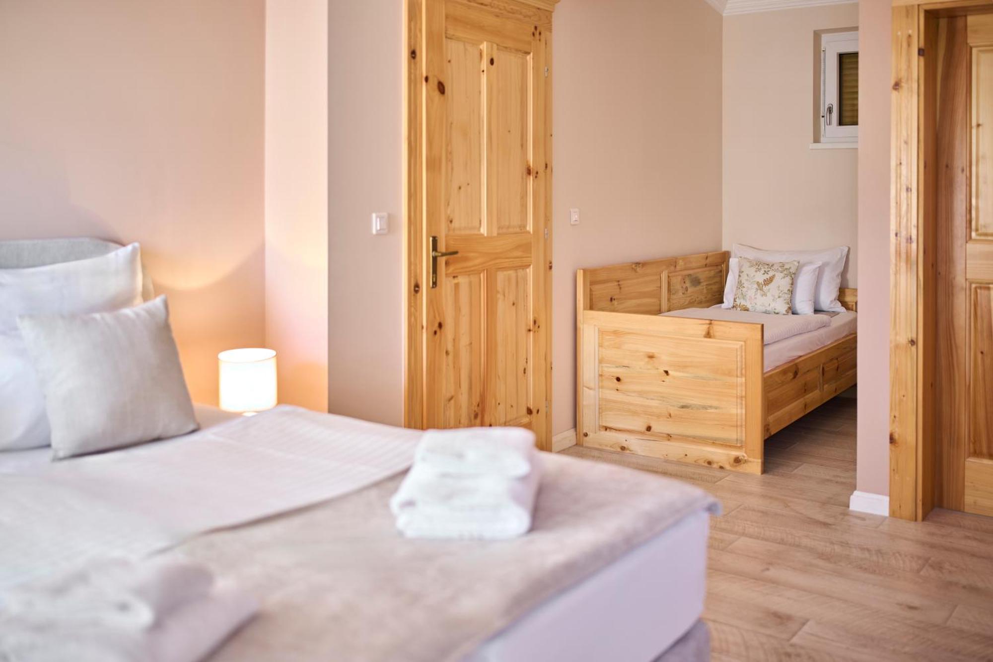 Hotel Kadoor Karlovac Bagian luar foto