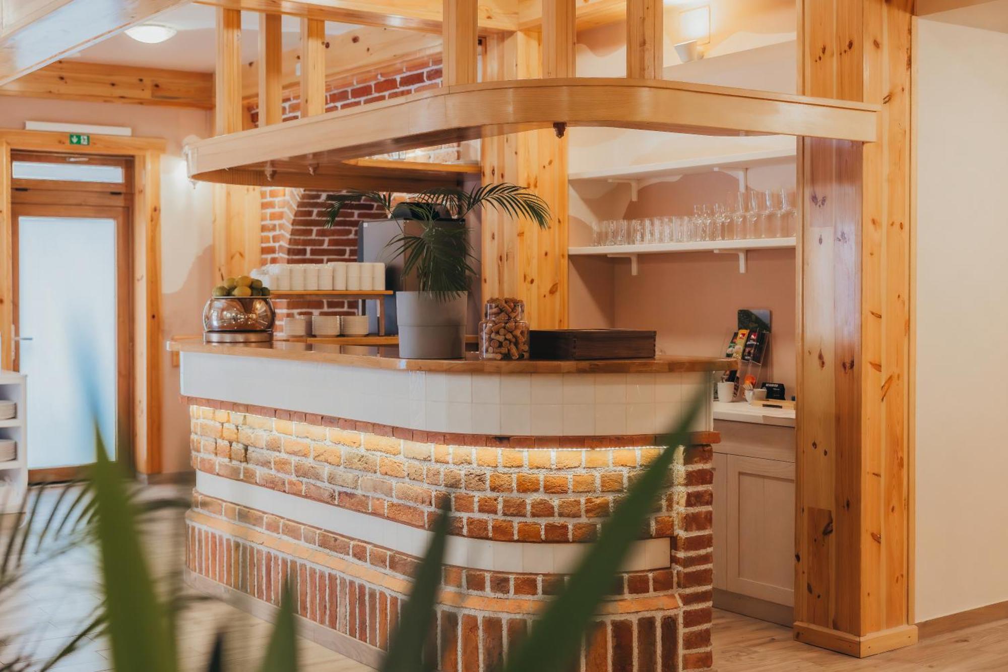 Hotel Kadoor Karlovac Bagian luar foto