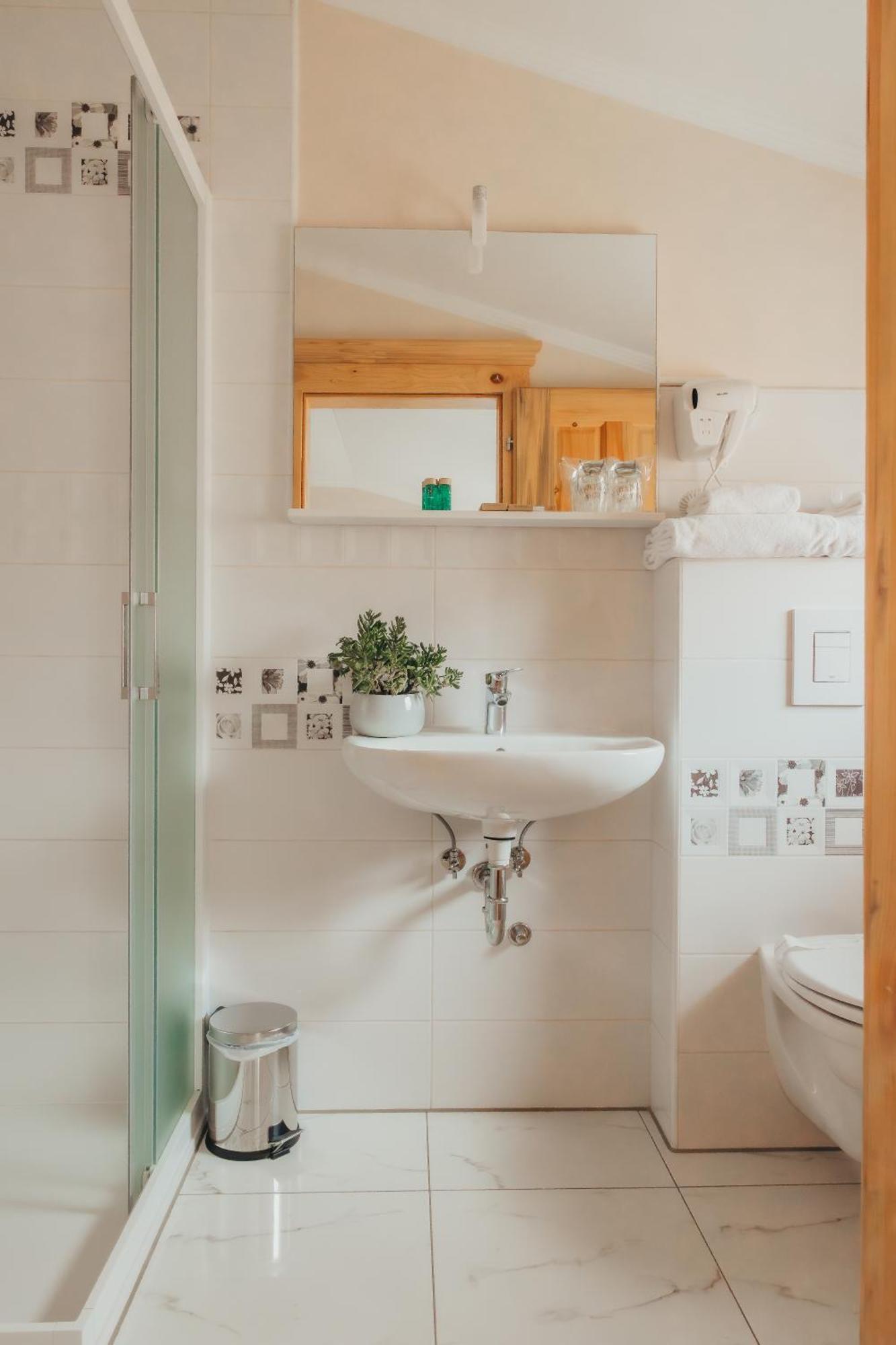 Hotel Kadoor Karlovac Bagian luar foto