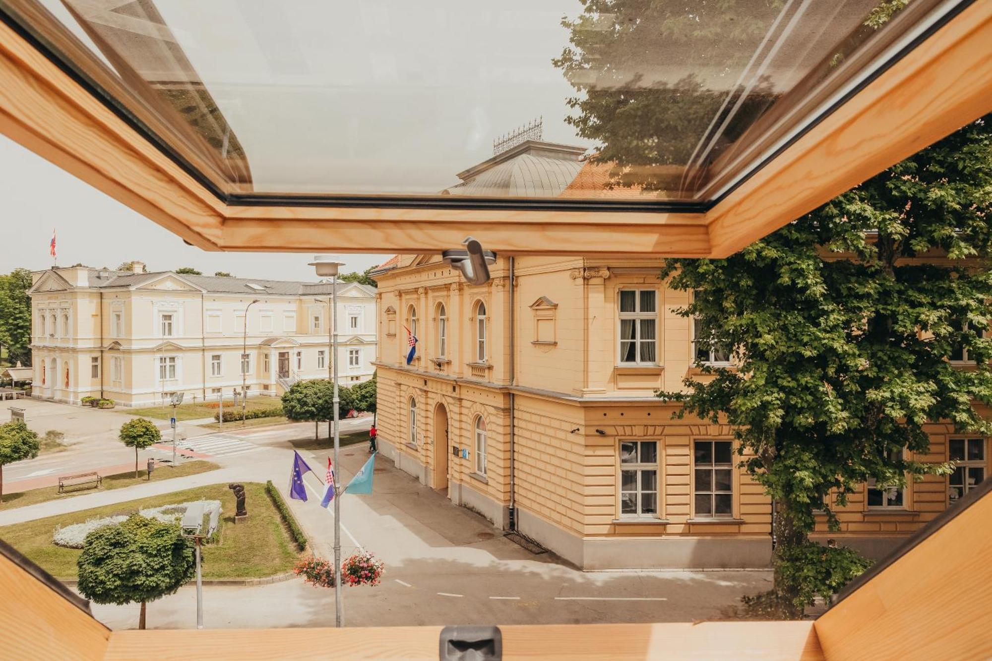Hotel Kadoor Karlovac Bagian luar foto