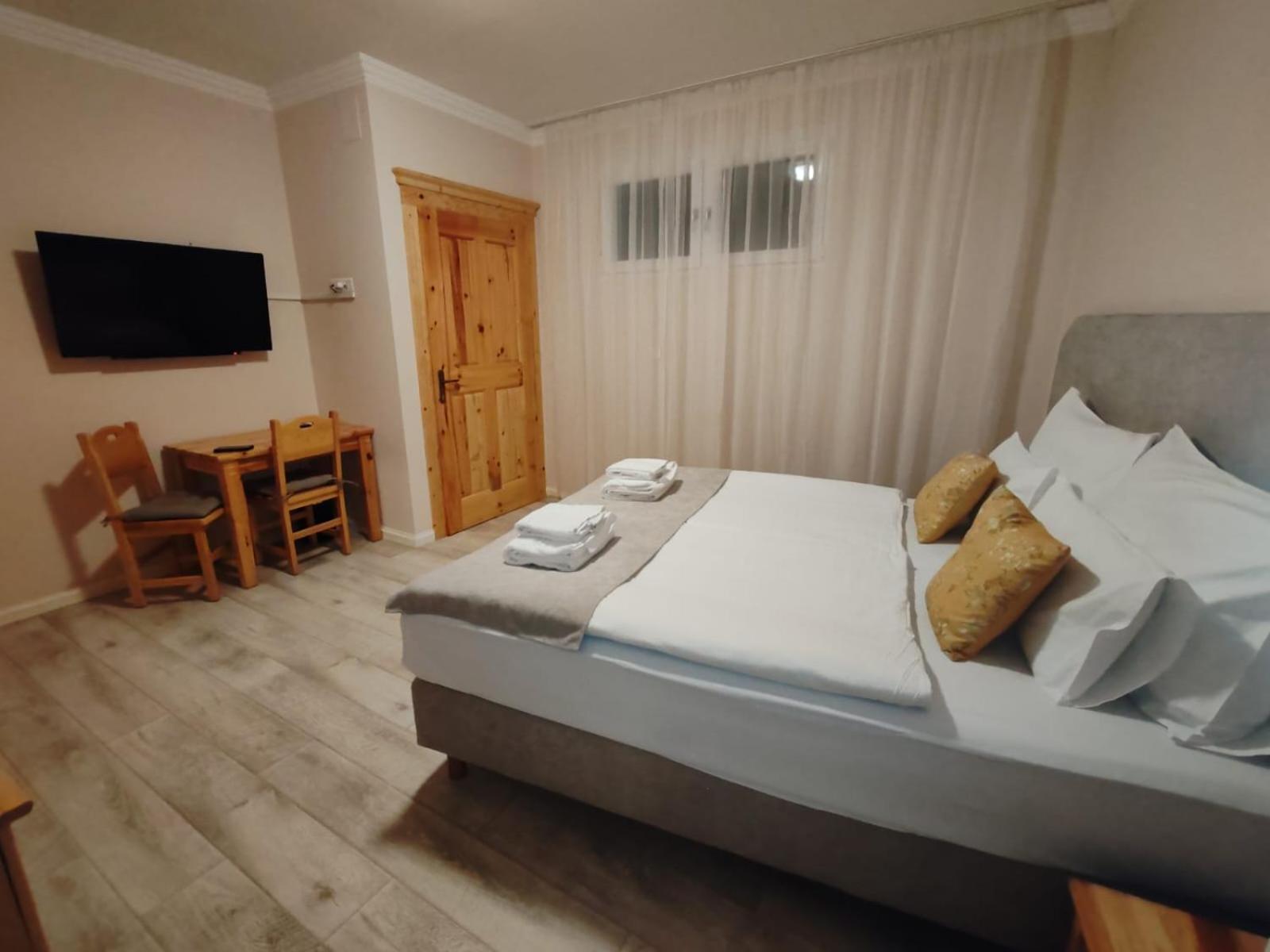 Hotel Kadoor Karlovac Bagian luar foto
