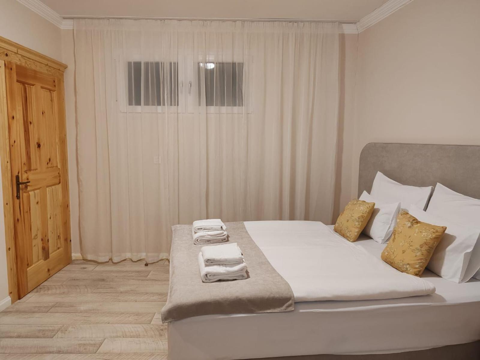 Hotel Kadoor Karlovac Bagian luar foto